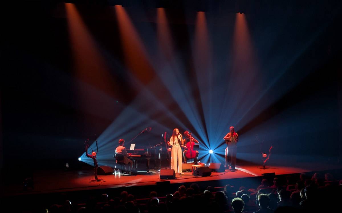 Judit Neddermann i el Trio Fortuny estrenen «Vora» al Kursaal amb la sala gran plena