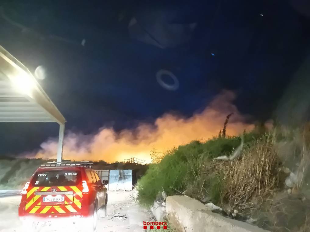 Els Bombers treballen en un incendi a la deixalleria de Botarell