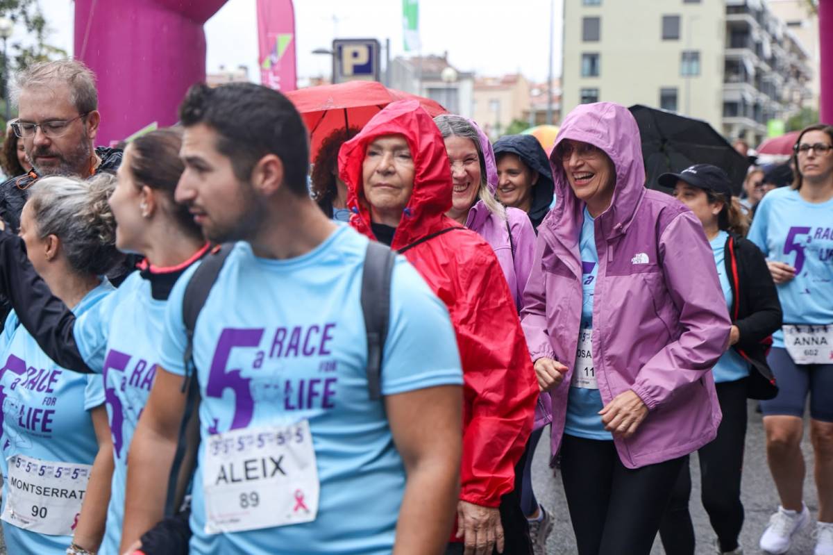 FOTOS | La Race for Life desafia la pluja i omple Sabadell de solidaritat contra el càncer de mama