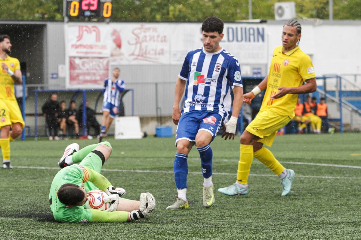 Pimer, autor de l`1 a 1, en una jugada que ha aturat el porter rival - Lluís Clotet Pimer, autor de l`1 a 1, en una jugada que ha aturat el porter rival