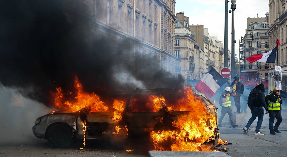  Macron responsabilitza «l'extrema esquerra» dels disturbis: «França no cedirà al desordre i la violència»