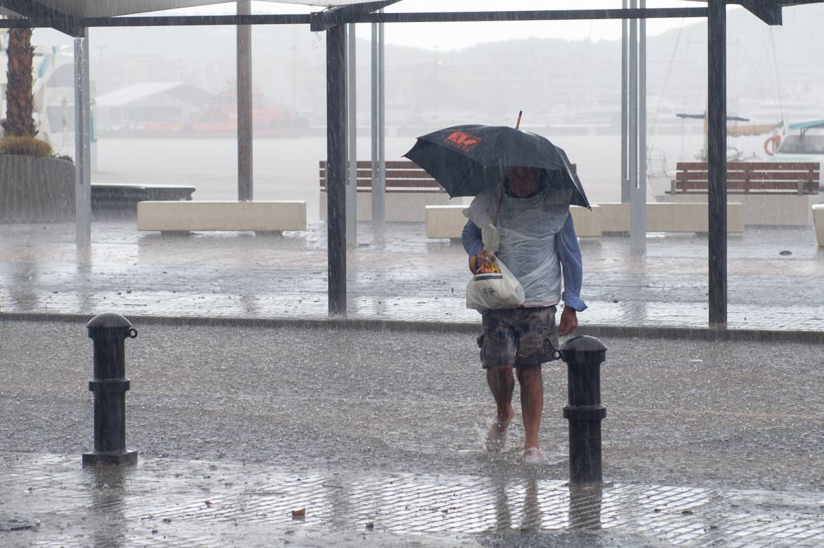 Municipis inundats i classes cancel·lades per les pluges al País Valencià i a les Illes Balears