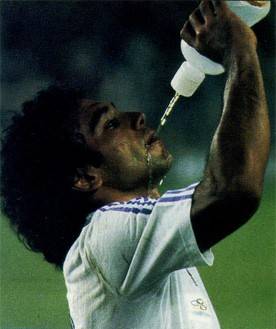 El davanter del Reial Madrid, Hugo Sánchez, amb el logotip de Barcelona 92 a la seva samarreta durant la temporada 1985-