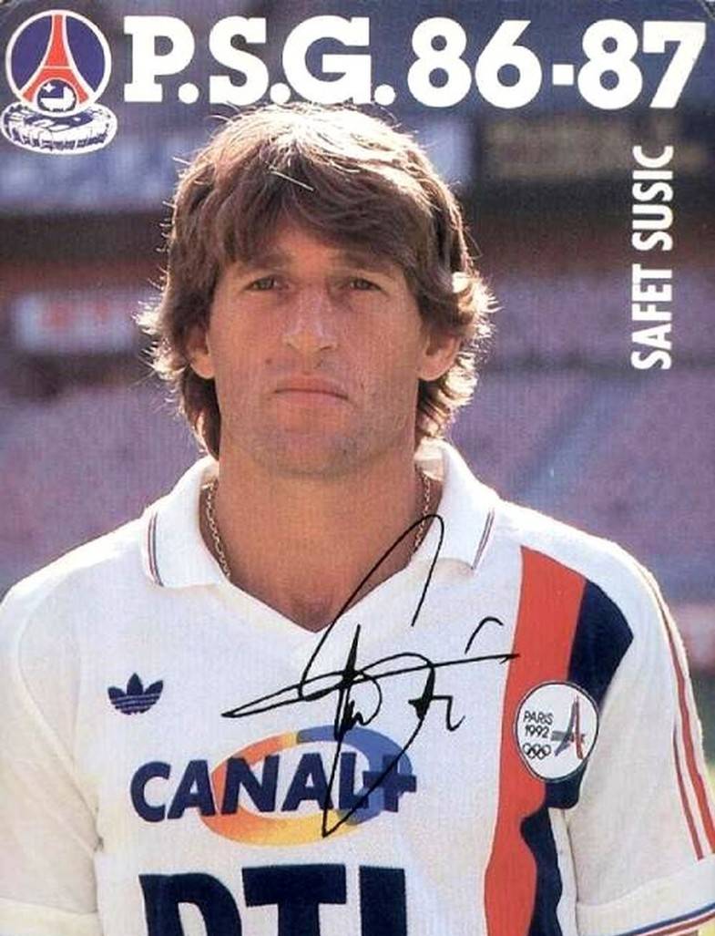 El jugador del PSG, Safet Susic, amb l’emblema de la candidatura de París 1992 com escut, en una imatge de la temporada 