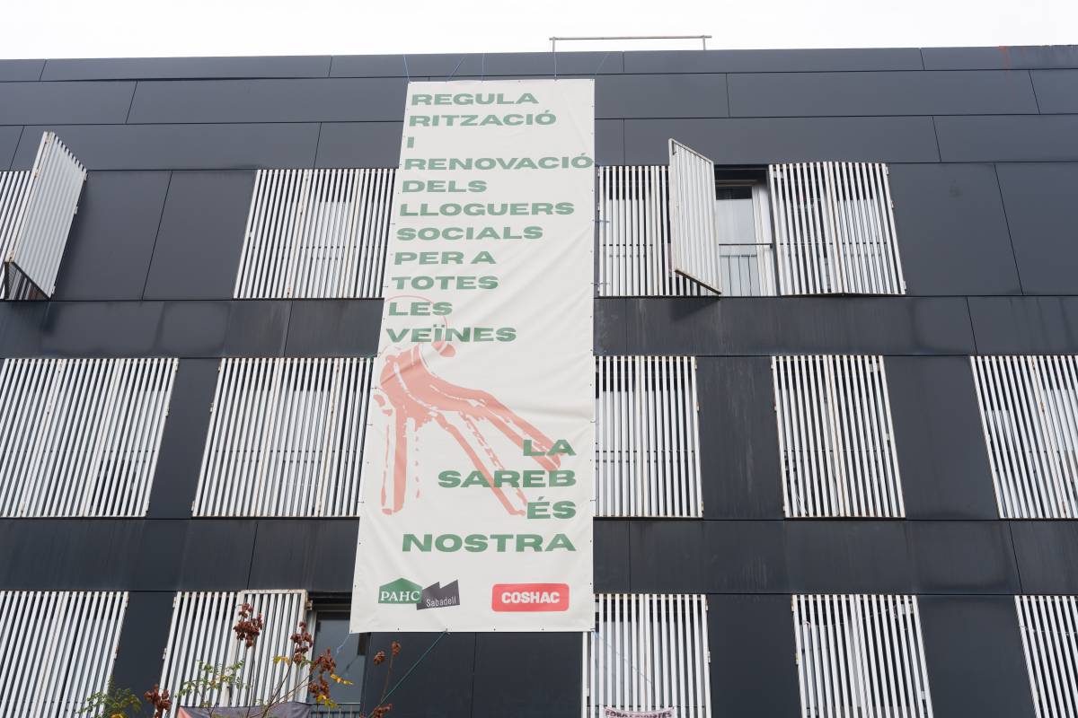 Pancarta a la façana del Bloc de Gràcia - David Chao Pancarta a la façana del Bloc de Gràcia