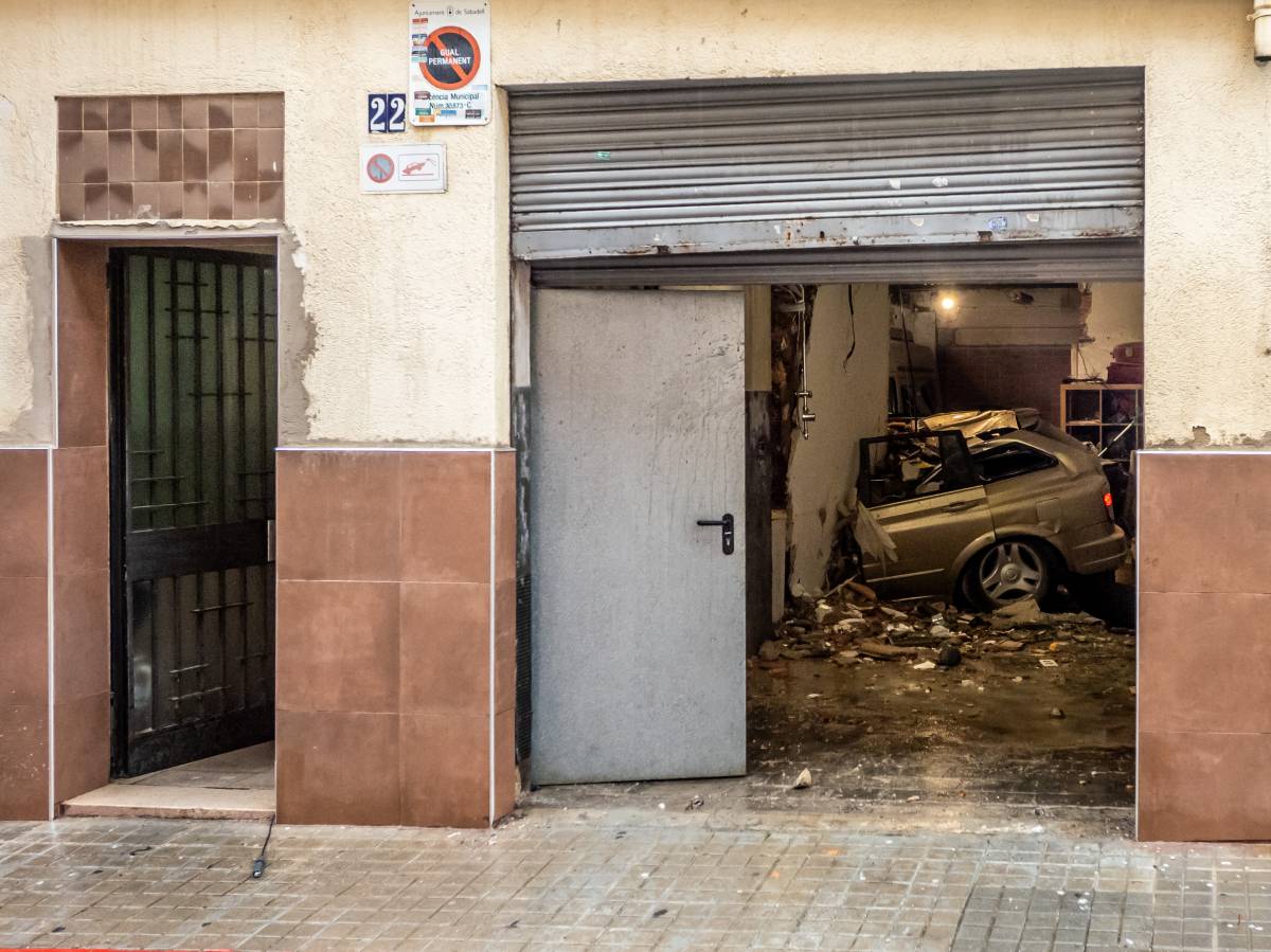 FOTOS | Evacuen diversos veïns per la caiguda d'un sostre en un domicili de Sabadell