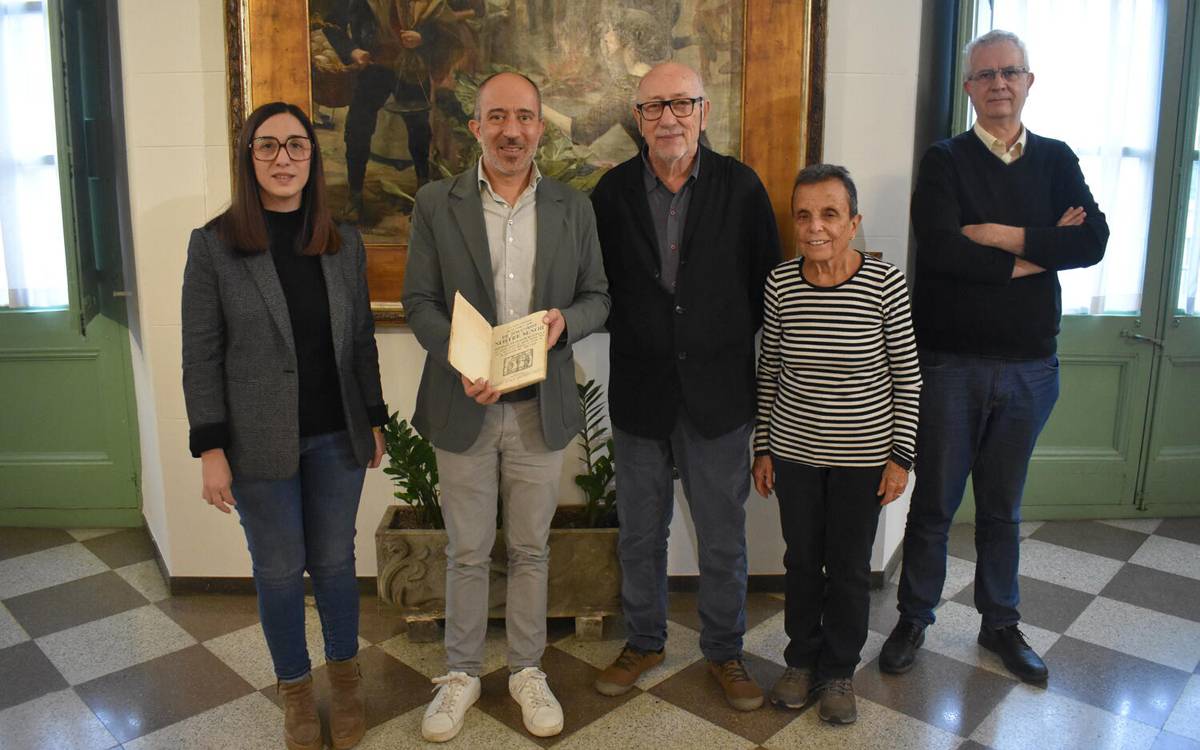 Carles-Jordi Guardiola dona a l'Arxiu Comarcal un exemplar únic de la «Passió» de Manresa del 1798