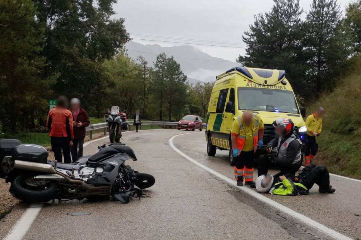 Evacuació d'emergència en helicòpter: un motorista en estat crític per un greu accident a Sant Llorenç de Morunys