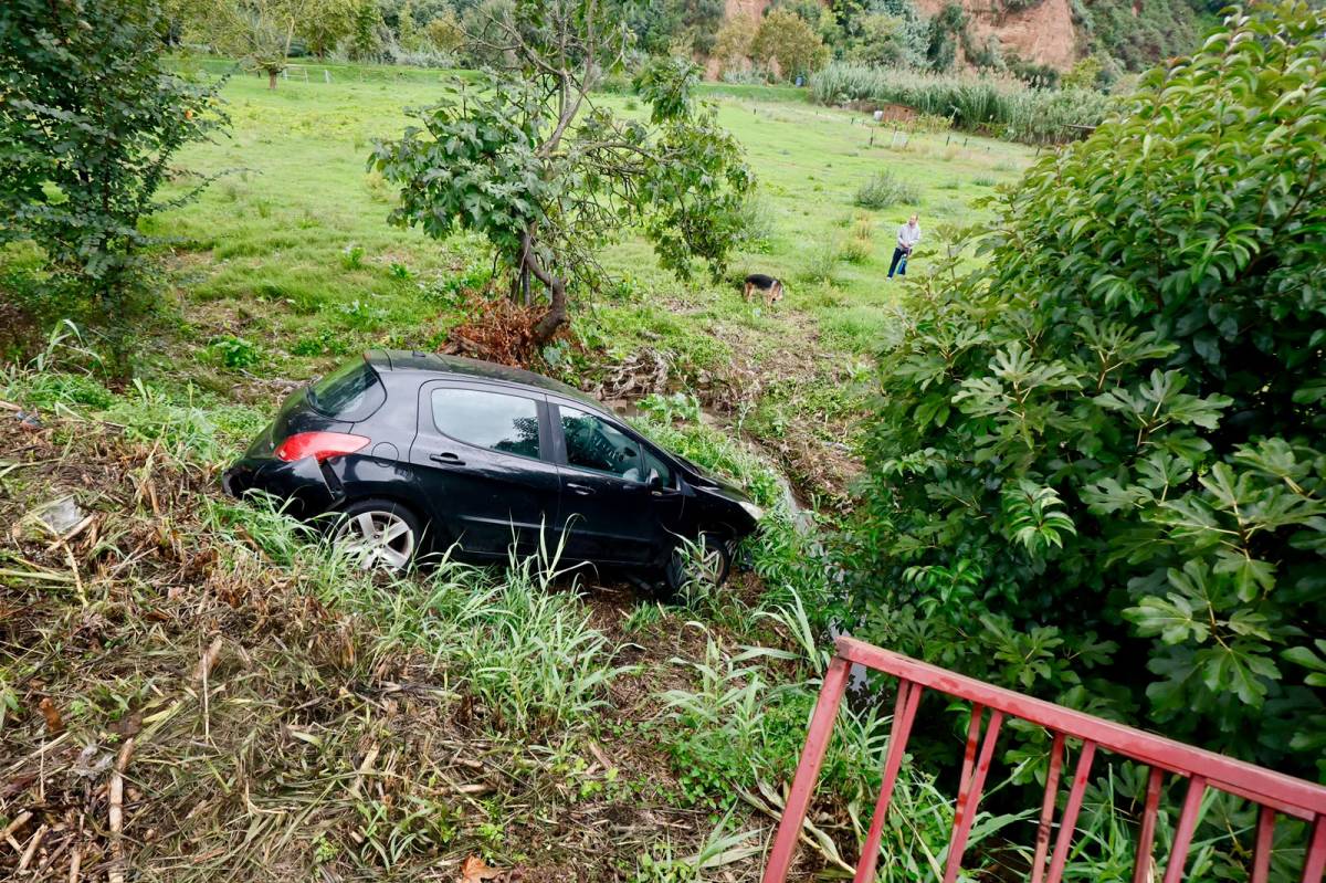 Un cotxe cau a la llera del riu Ripoll després de perdre el control