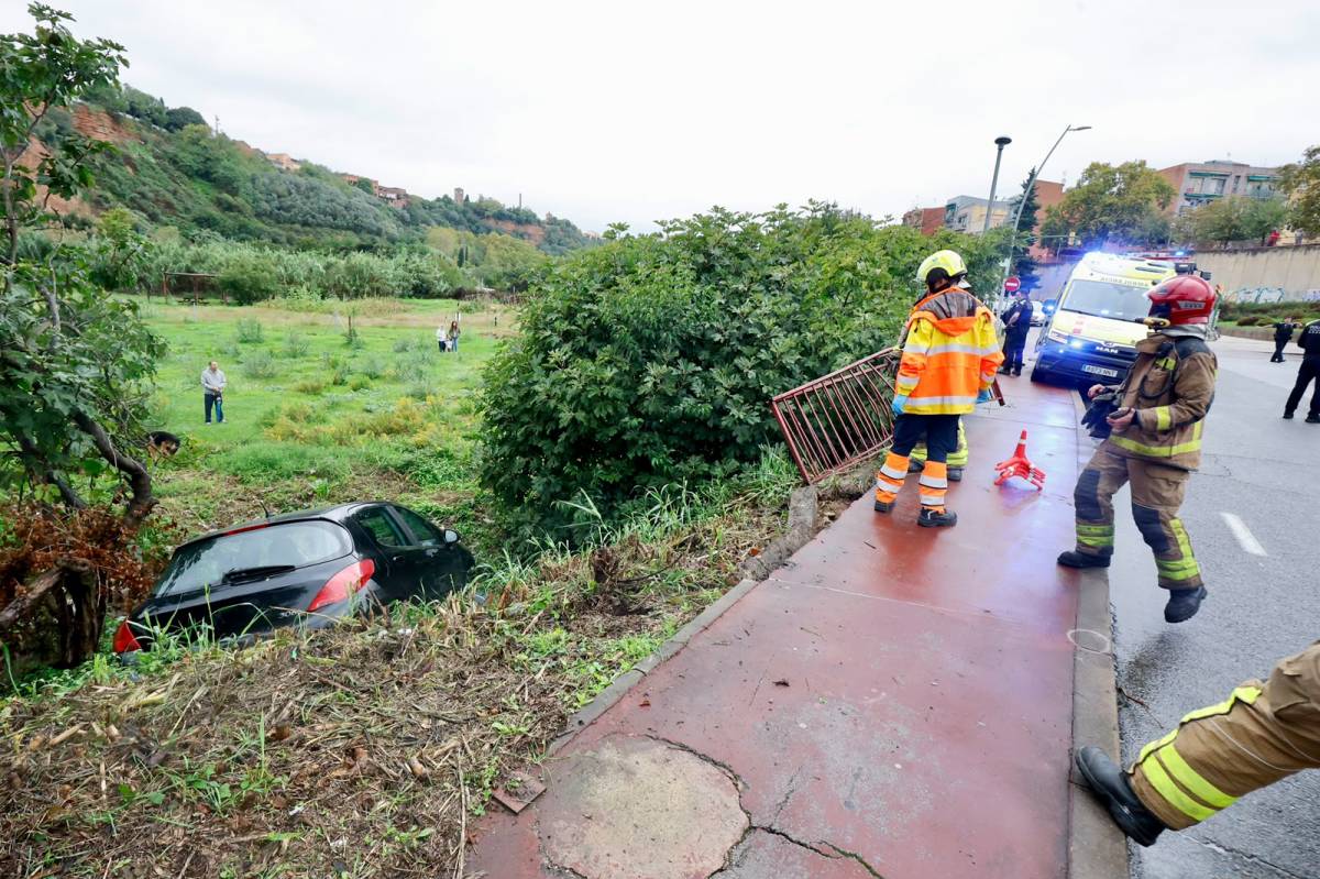Un cotxe cau a la llera del riu Ripoll després de perdre el control