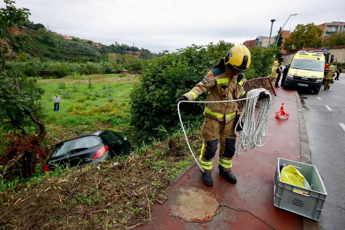Un cotxe cau a la llera del riu Ripoll després de perdre el control