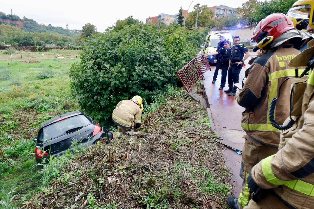 Un cotxe cau a la llera del riu Ripoll després de perdre el control