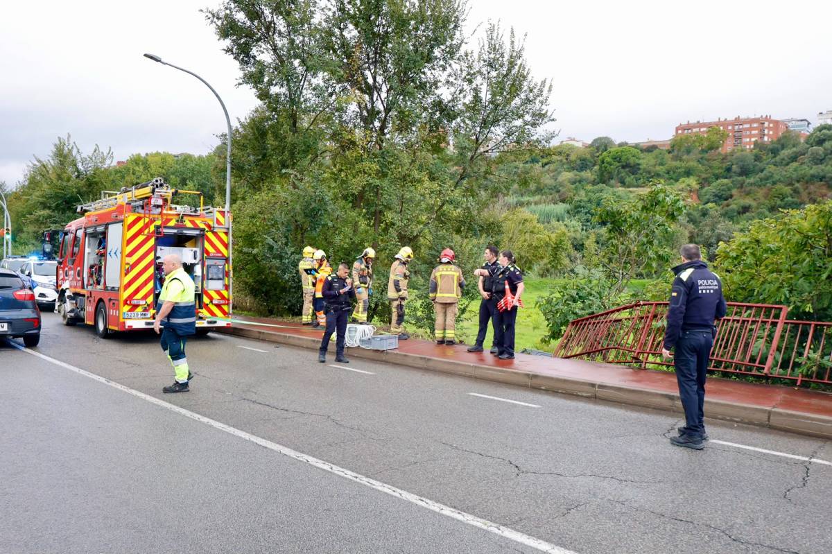 Un cotxe cau a la llera del riu Ripoll després de perdre el control