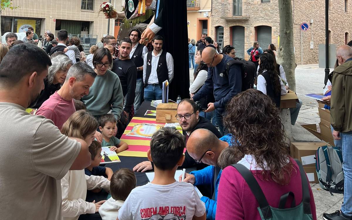 Dues hores de cua per fer signar el llibre dels 60 anys dels gegants de Navàs