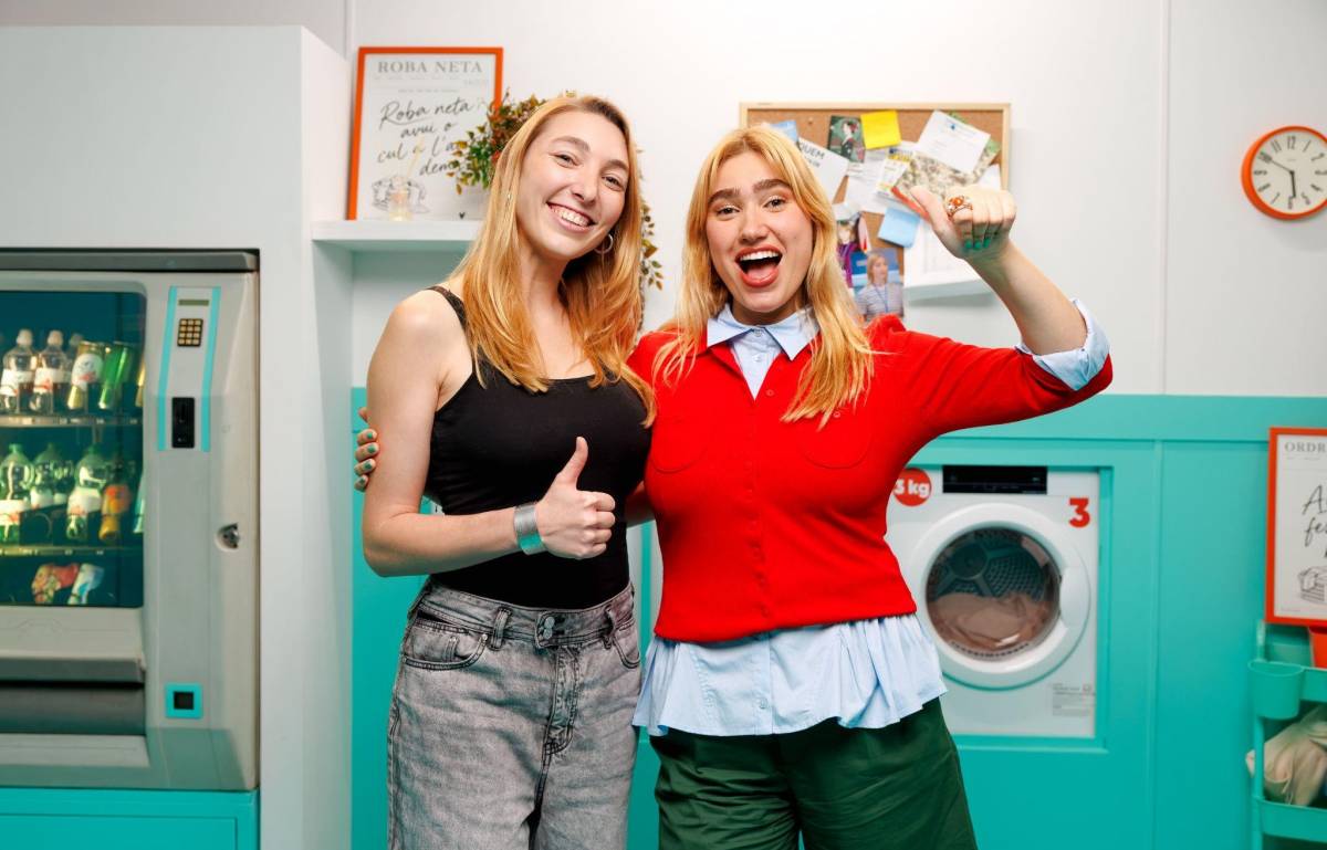 Ester Vázquez i Carla Rubio, al primer capítol de «La bugaderia»