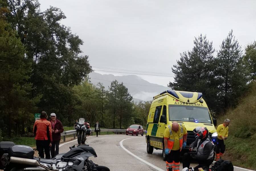 Evacuació d'emergència en helicòpter: un motorista en estat crític per un greu accident a Sant Llorenç de Morunys