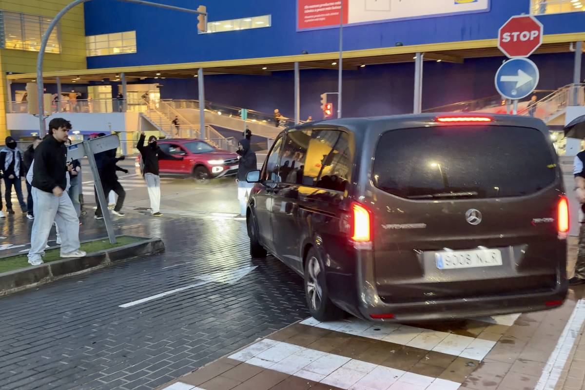 L'antifeixisme obliga Vito Quiles a fugir de l'Ikea de Sabadell i la UAB