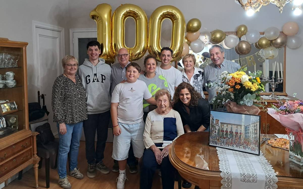 La regidora Mariona Homs visita Palmira Cubero per felicitar-la pel seu centenari