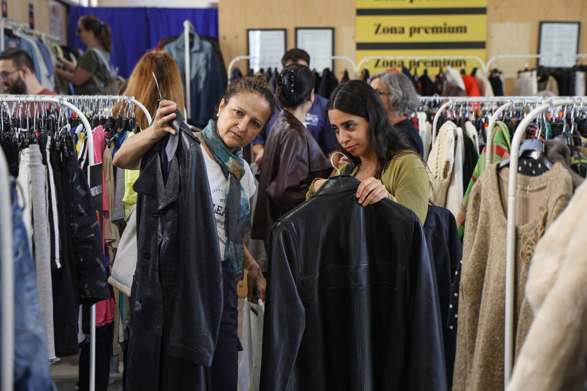 El primer Market Vintage solidari ven més d'un miler de peces de roba a Sabadell