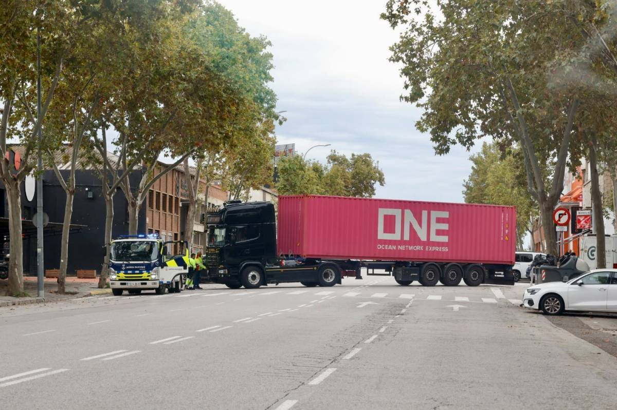 Un camió queda encallat en un carrer de Sabadell
