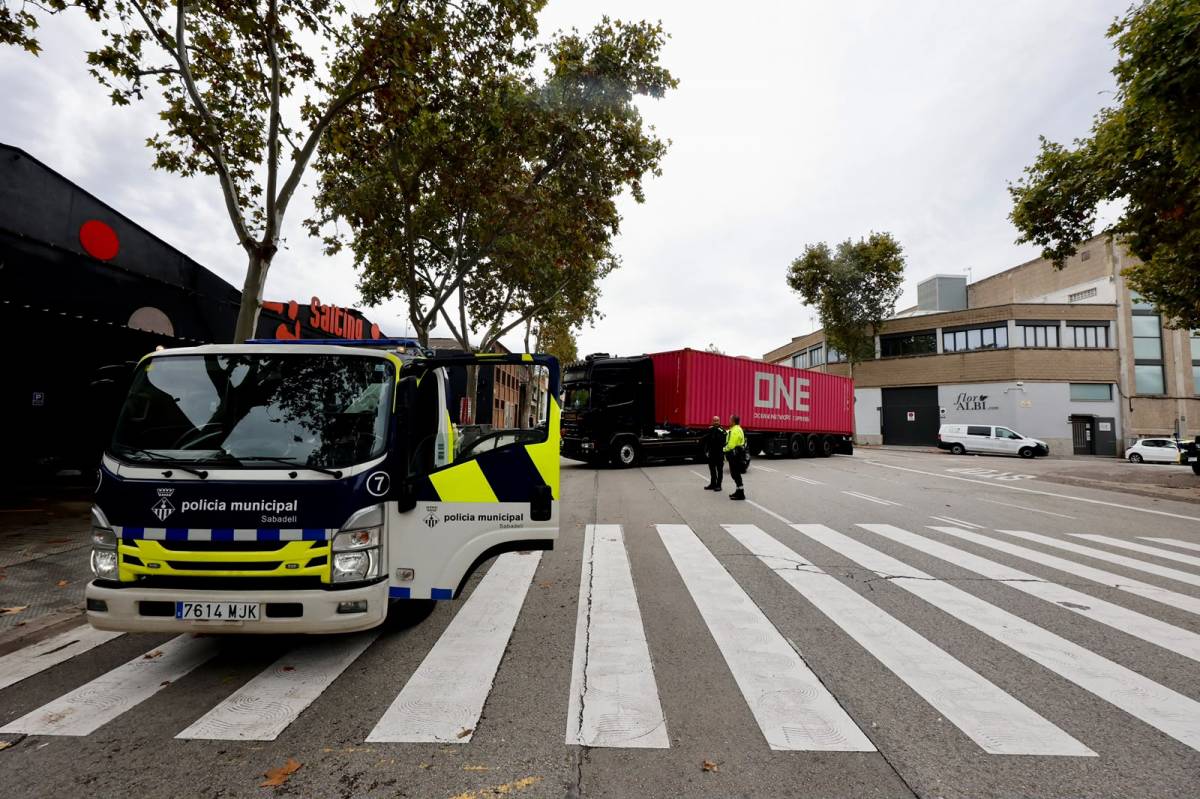 Un camió queda encallat en un carrer de Sabadell