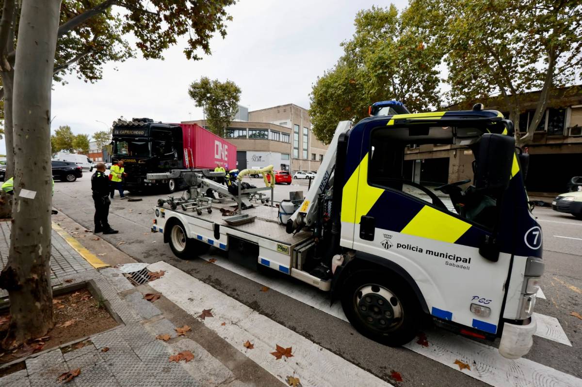 Un camió queda encallat en un carrer de Sabadell