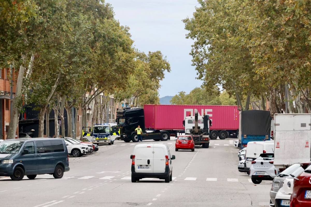 FOTOS | Col·lapse per un camió que ha quedat encallat en un carrer de Sabadell
