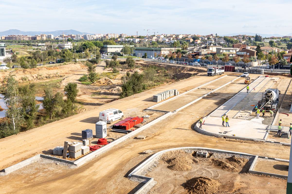 Treballs a la zona de Badia on es faran les dues residències, d`estudiants i gent gran