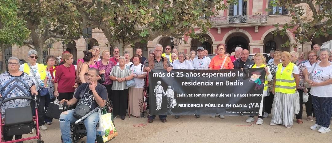 Concentració de badiencs al Parlament per la residència de gent gran