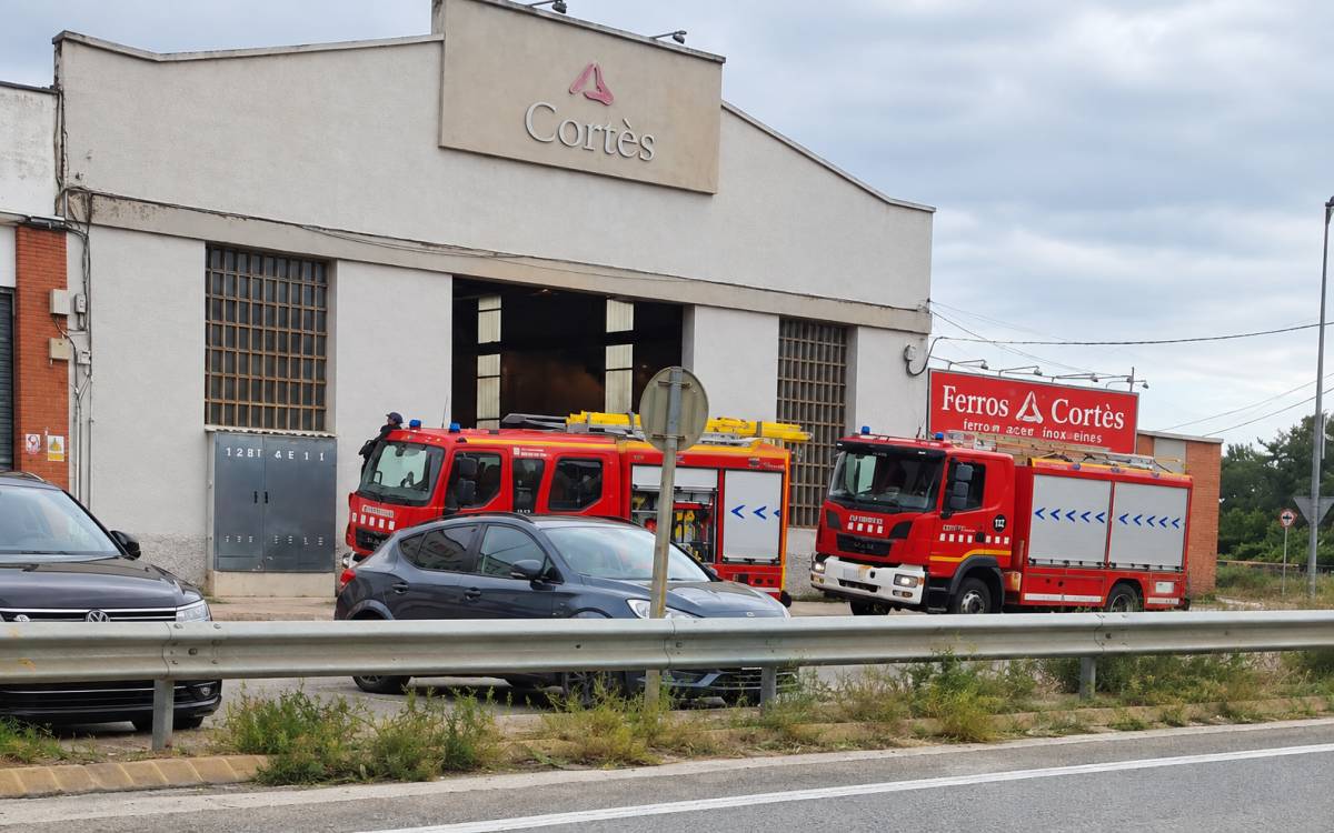 Un treballador de Ferros Cortès es fractura les dues cames en un atrapament