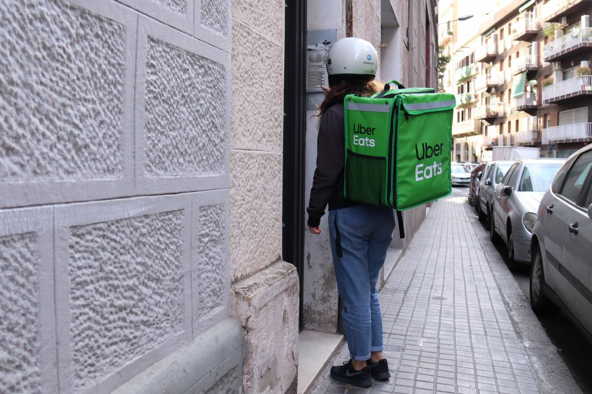 CCOO denuncia Uber Eats per mantenir els repartidors durant el temporal