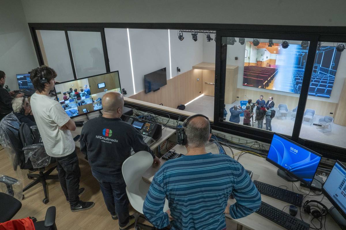 Els comandaments de la sala Àgora UPC Terrassa - Nebridi Aróztegui