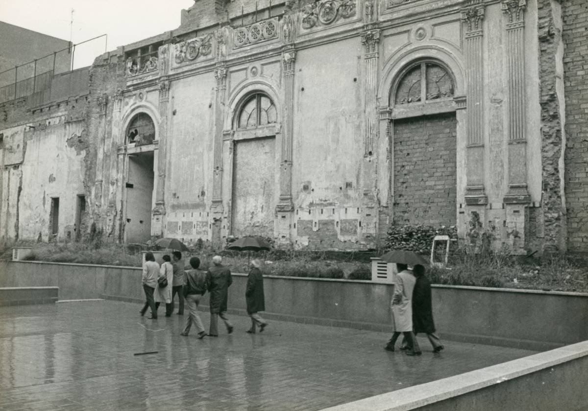 Paret del Saló dels miralls darrera del Teatre Principal 1983 - Cristóbal Castro Arxiu Diari de Terrassa Paret del Saló dels miralls darrera del Teatre Principal 1983