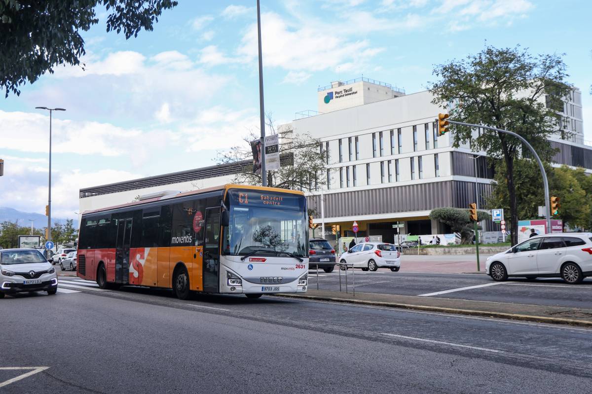 El C1, davant del Taulí de Sabadell - Victor Castillo El C1, davant del Taulí de Sabadell