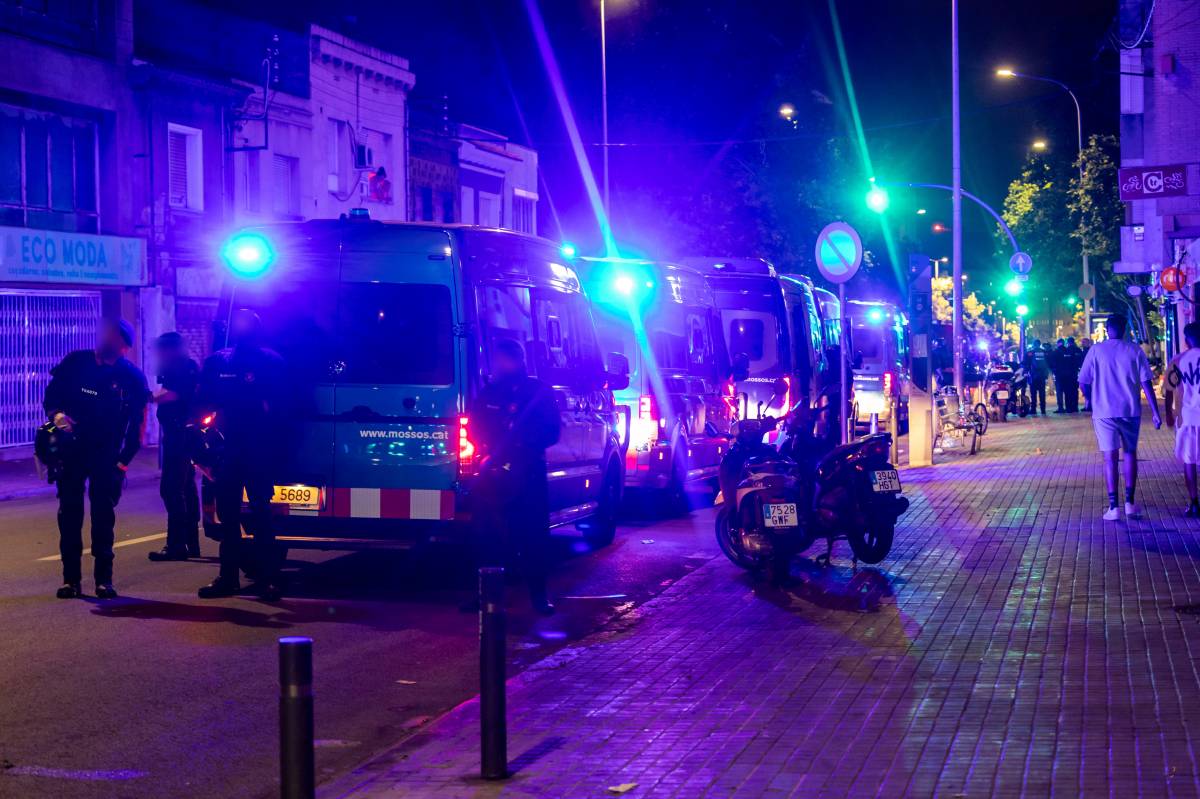 Els Mossos detenen quatre persones amb armes de foc a l'interior d'un pàrquing de Sabadell