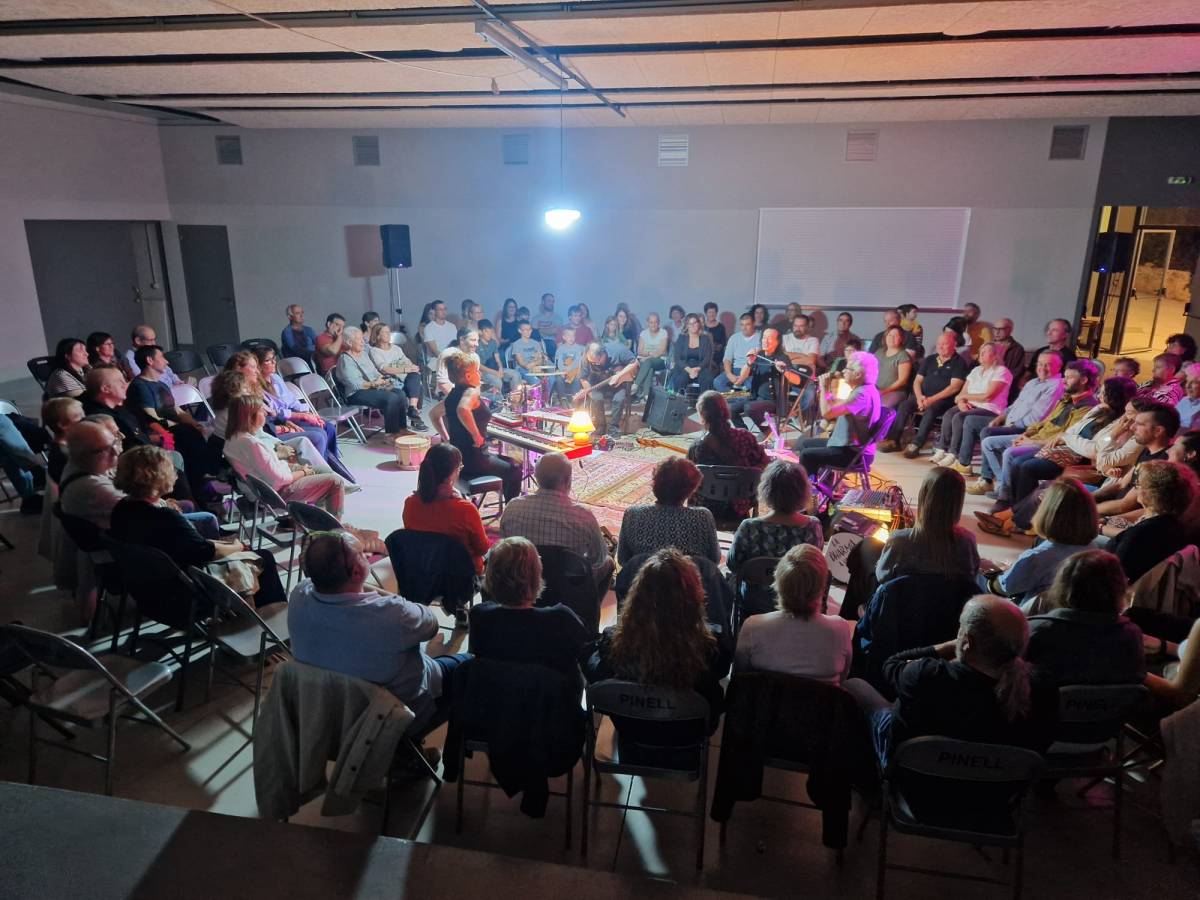 La Companyia Elèctrica Dharma fa vibrar Sant Climenç amb un concert intens i proper