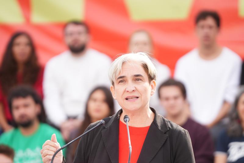 Colau acusa el PSOE de «gestionar la desigualtat, però mai combatre-la»