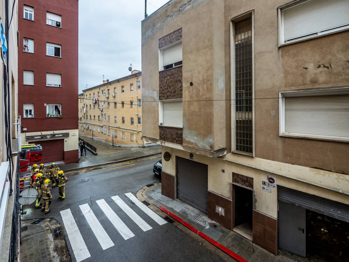 Els veïns del bloc de Sabadell on va caure el sostre continuen sense poder tornar a casa
