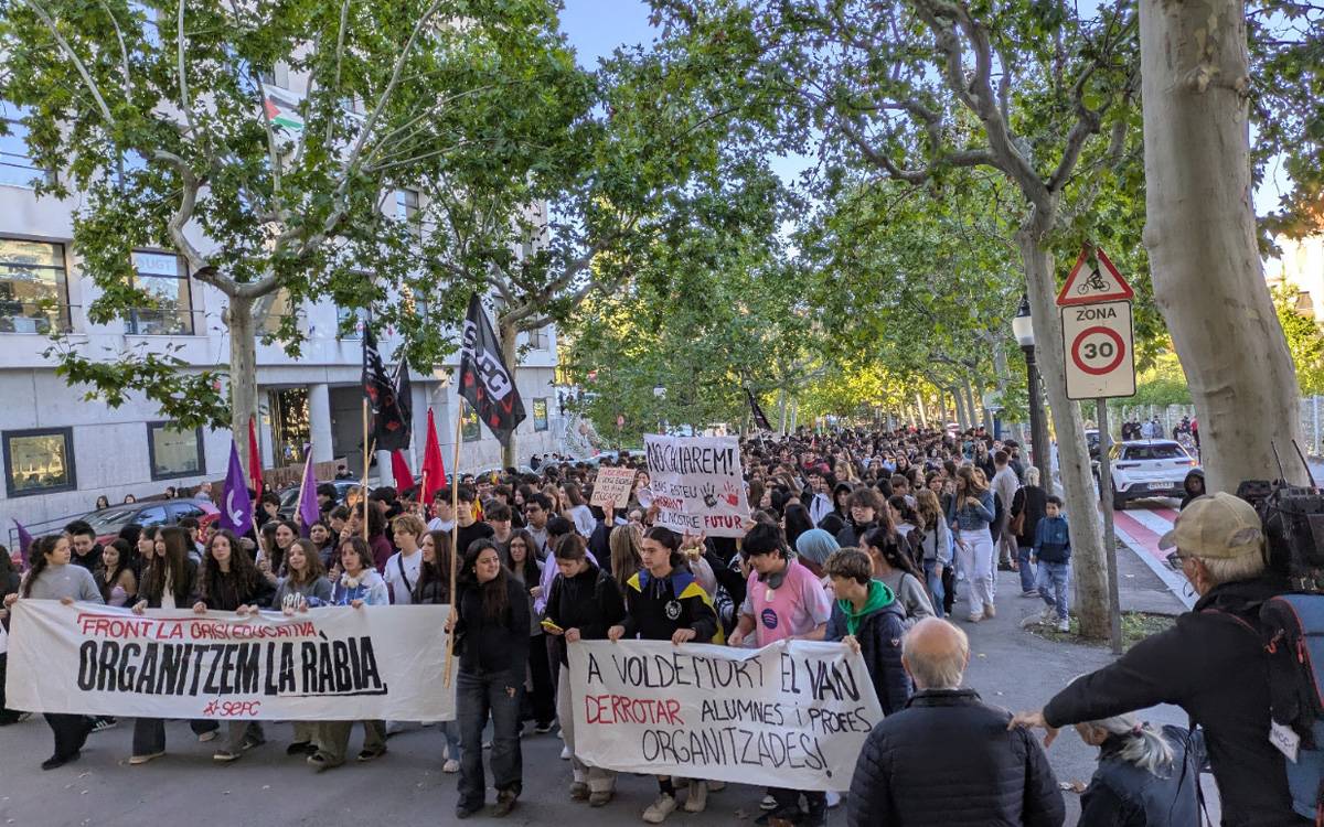 «No és una lluita contra els docents»: 400 alumnes es manifesten a Manresa per la suspensió de sortides