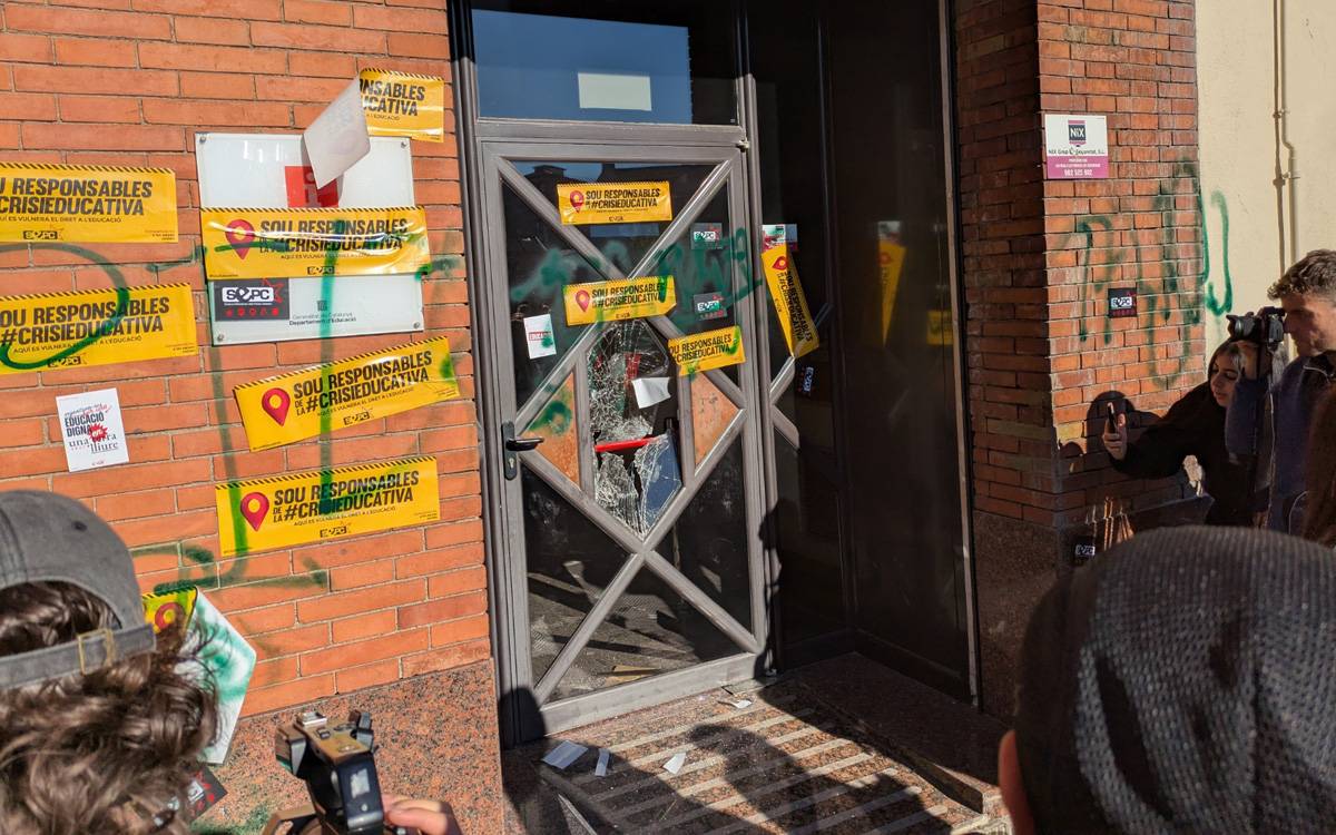 Estat en què ha quedat la vidriera d`Educació un cop desconvocada la manifestació