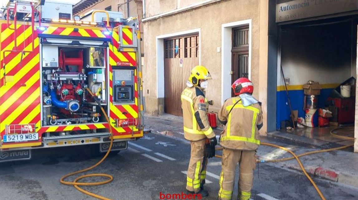 Els Bombers treballant en l'incendi d'un garatge, al carrer Anselm Clavé de Vic. - Bombers
