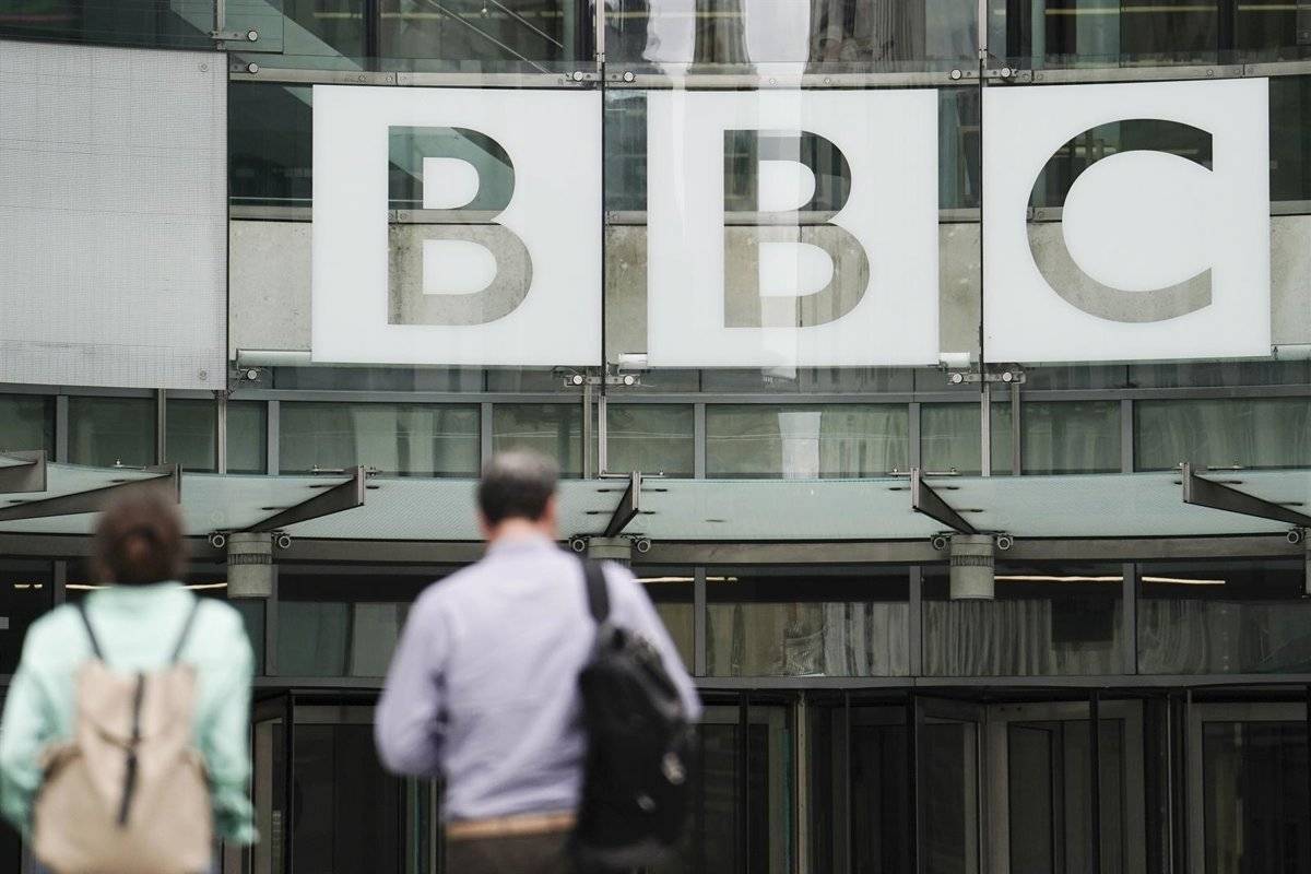 La BBC suma més problemes: tanca dues cadenes de televisió i una emissora