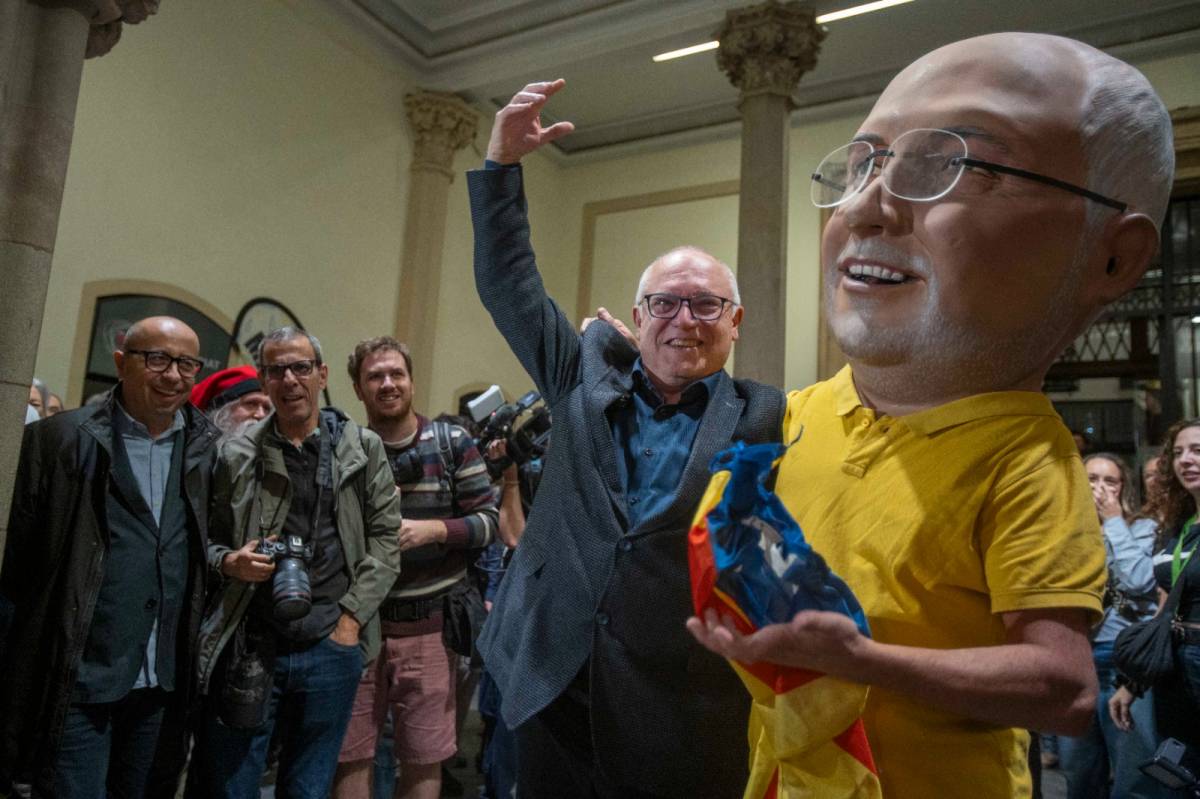 Lluís Puig amb el seu capgròs a Terrassa.  - Nebridi Aróztegui / Diari de Terrassa