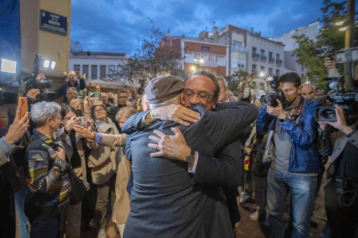 Abraçada entre Josep Rull i Lluís Puig a l`arribada de l`exconseller - NEBRIDI ARÓZTEGUI Abraçada entre Josep Rull i Lluís Puig a l`arribada de l`exconseller