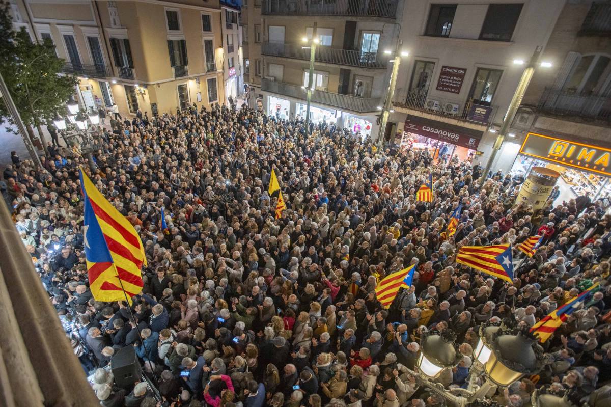 Centenars de persones omplen el raval de Montserrat per rebre Lluís Puig - NEBRIDI ARÓZTEGUI Centenars de persones omplen el raval de Montserrat per rebre Lluís Puig