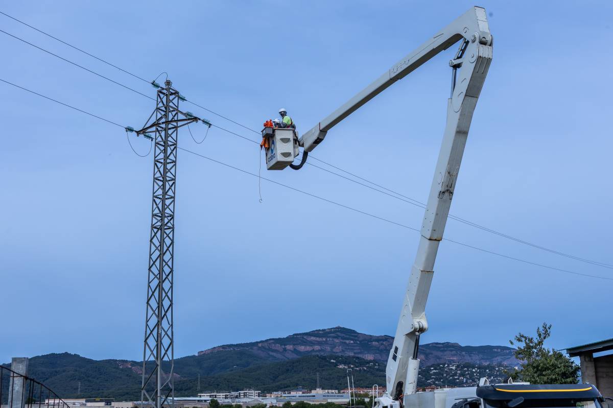 Adaptació de torres elèctriques a Castellar - Juanma Peláez Adaptació de torres elèctriques a Castellar