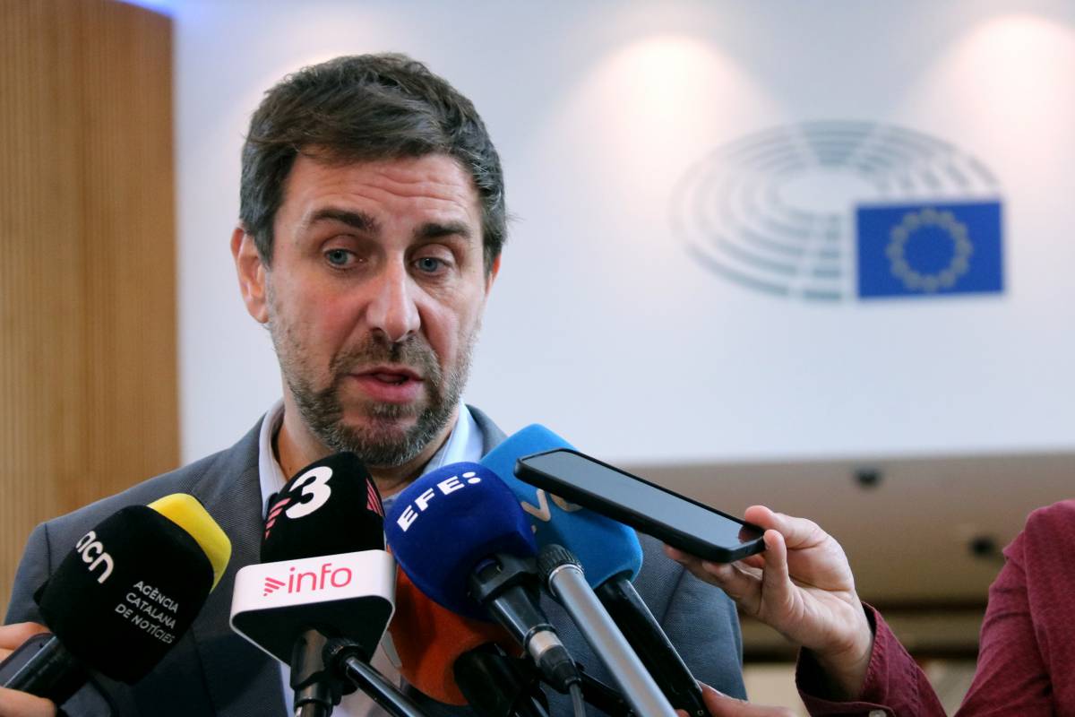 En català i «pel mandat de l'1-O»: així ha recollit Comín l'acta d'eurodiputat