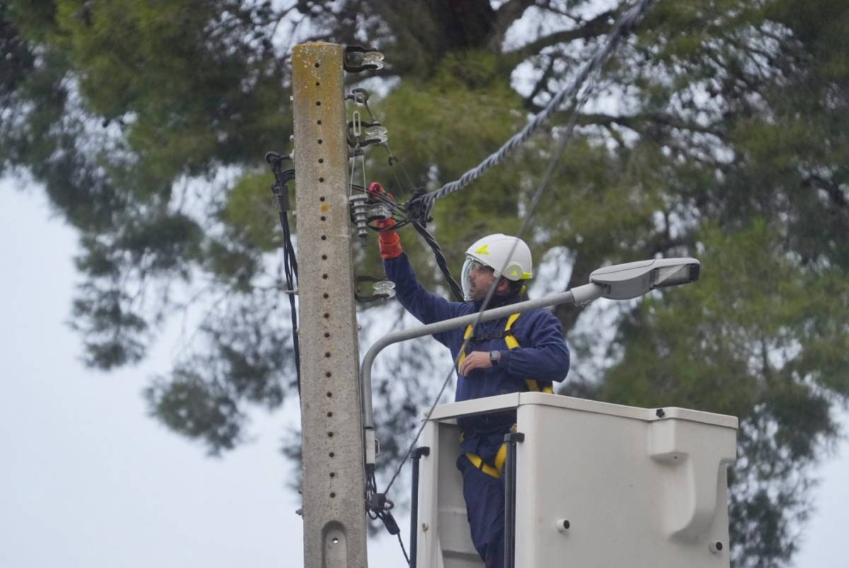 Operaris d`Endesa desconctant l`electricitat de l`habitatge - NEBRIDI ARÓZTEGUI Operaris d`Endesa desconctant l`electricitat de l`habitatge