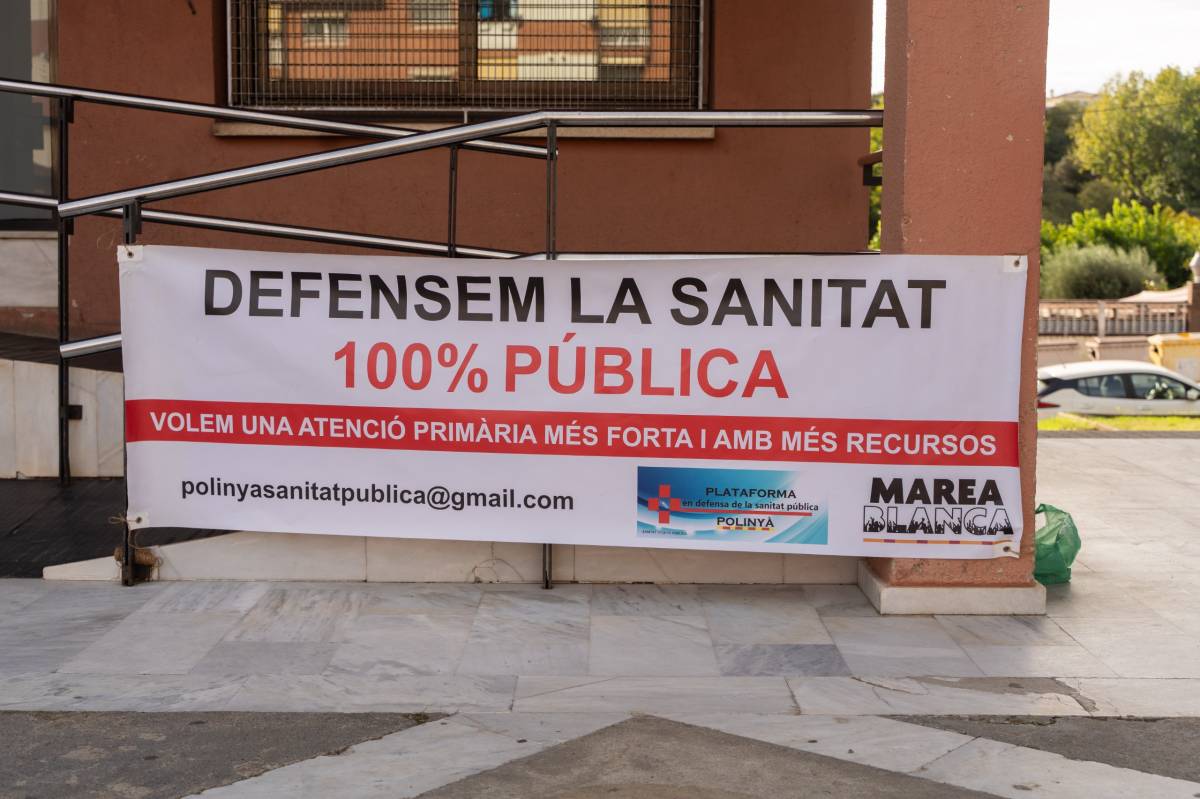 Pancarta exigint la rehabilitació a Polinyà a l`entrada de l`Ajuntament - David Chao Pancarta exigint la rehabilitació a Polinyà a l`entrada de l`Ajuntament