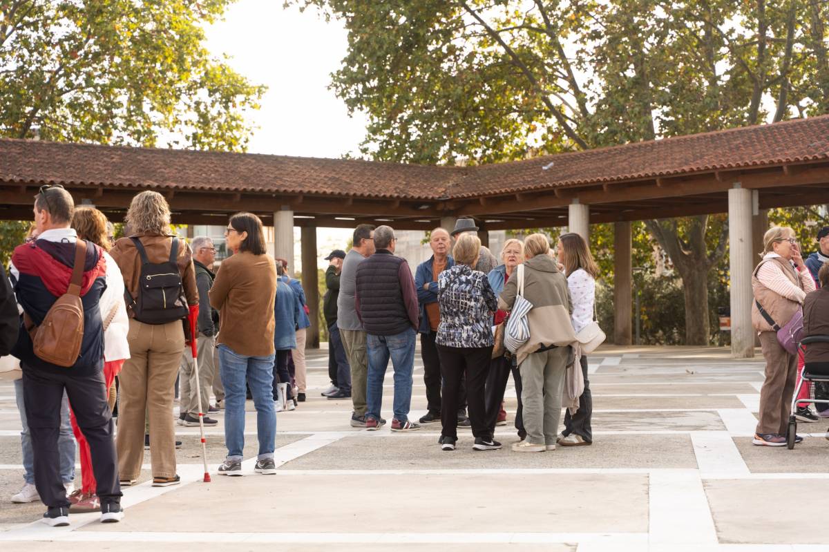 Concentració a les portes de l`Ajuntament de Polinyà per la rehabilitació - David Chao Concentració a les portes de l`Ajuntament de Polinyà per la rehabilitació